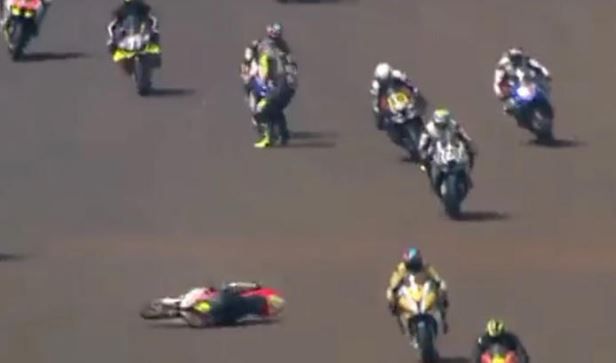 IMPRESIONANTE VIDEO: Mueren dos pilotos en carrera de motocicletas