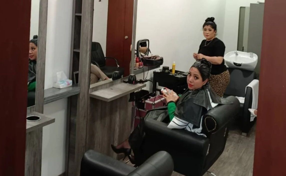 La senadora del PVEM Juanita Guerra Mena es captada en salón de belleza al interior del Senado. Foto: Juan Carlos Cruz